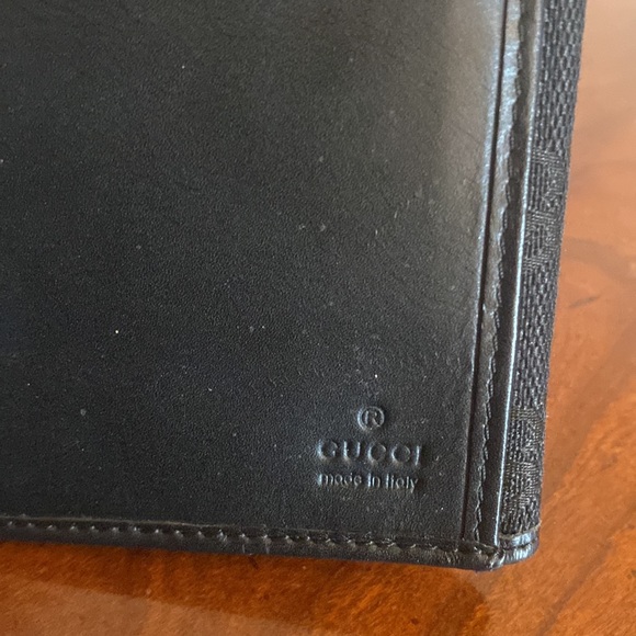 Black Gucci wallet! Gorgeous!! Excellent used condition. - Picture 9 of 12